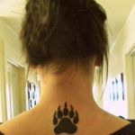 Фото тату лапки на шее 12.08.2019 №007 - paw tattoo on the neck - tattoo-photo.ru