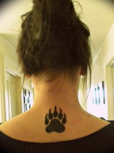 Фото тату лапки на шее 12.08.2019 №007 - paw tattoo on the neck - tattoo-photo.ru