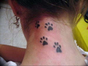 Фото тату лапки на шее 12.08.2019 №010 - paw tattoo on the neck - tattoo-photo.ru