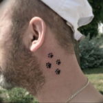 Фото тату лапки на шее 12.08.2019 №011 - paw tattoo on the neck - tattoo-photo.ru