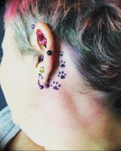 Фото тату лапки на шее 12.08.2019 №018 - paw tattoo on the neck - tattoo-photo.ru
