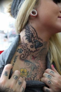 Фото тату лапки на шее 12.08.2019 №022 - paw tattoo on the neck - tattoo-photo.ru