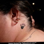 Фото тату лапки на шее 12.08.2019 №024 - paw tattoo on the neck - tattoo-photo.ru
