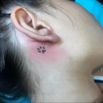 Фото тату лапки на шее 12.08.2019 №029 - paw tattoo on the neck - tattoo-photo.ru