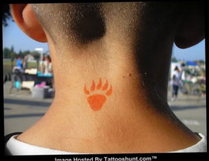 Фото тату лапки на шее 12.08.2019 №031 - paw tattoo on the neck - tattoo-photo.ru