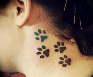 Фото тату лапки на шее 12.08.2019 №037 - paw tattoo on the neck - tattoo-photo.ru