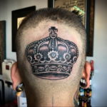 тату корона на затылке 24.09.2019 №002 -the back of the head tattoo- tattoo-photo.ru