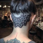 тату на затылке для девушек 24.09.2019 №005 -the back of the head tattoo- tattoo-photo.ru