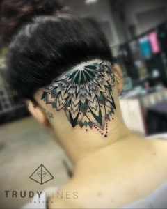 тату на затылке для девушек 24.09.2019 №011 -the back of the head tattoo- tattoo-photo.ru