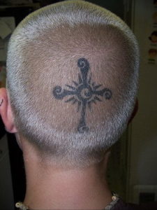 крест на затылке тату 24.09.2019 №001 -the back of the head tattoo- tattoo-photo.ru