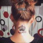 тату корона на затылке 24.09.2019 №007 -the back of the head tattoo- tattoo-photo.ru
