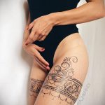 Мехенди на ляжках фото пример 14.02.2020 №030 -Mehendi on thighs- tattoo-photo.ru