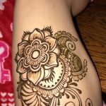 Мехенди на ляжках фото пример 14.02.2020 №052 -Mehendi on thighs- tattoo-photo.ru