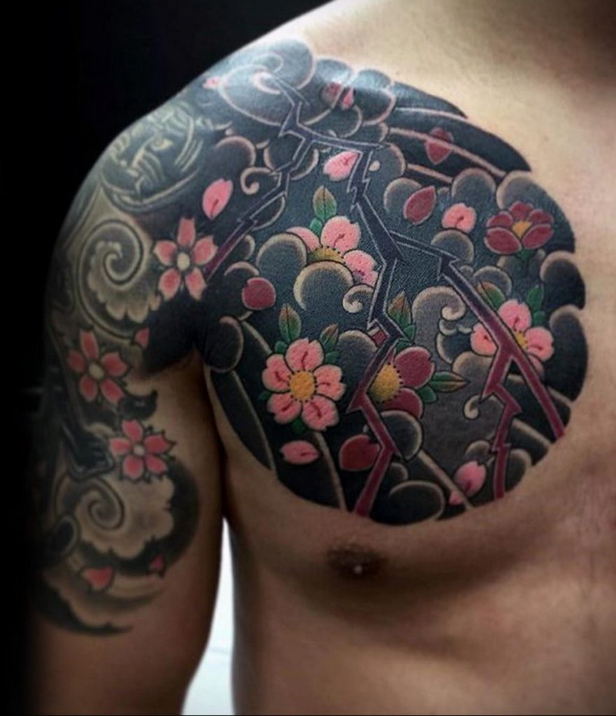 Фото тату сакура на груди 09.02.2020 № 002 -sakura tattoo- tattoo-photo.ru.