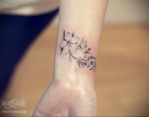 Фото тату сакура на руке 09.02.2020 №009 -sakura tattoo- tattoo-photo.ru