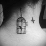 птица вылетает из клетки тату 02.01.2019 №001 -bird cage tattoo- tattoo-photo.ru