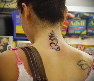 фото тату символ ОМ на шее 08.02.2020 №004 -tattoo om- tattoo-photo.ru
