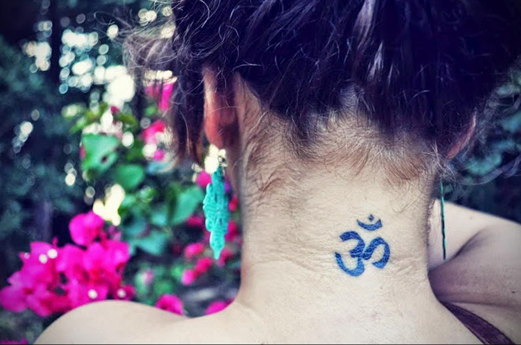 фото тату символ ОМ на шее 08.02.2020 №005 -tattoo om- tattoo-photo.ru