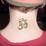 фото тату символ ОМ на шее 08.02.2020 №008 -tattoo om- tattoo-photo.ru