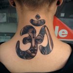 фото тату символ ОМ на шее 08.02.2020 №012 -tattoo om- tattoo-photo.ru