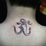 фото тату символ ОМ на шее 08.02.2020 №013 -tattoo om- tattoo-photo.ru