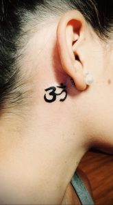 фото тату символ ОМ на шее 08.02.2020 №016 -tattoo om- tattoo-photo.ru