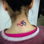 фото тату символ ОМ на шее 08.02.2020 №018 -tattoo om- tattoo-photo.ru