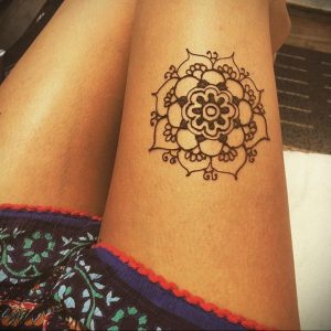 Мехенди на ляжках фото пример 14.02.2020 №070 -Mehendi on thighs- tattoo-photo.ru