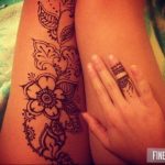 Мехенди на ляжках фото пример 14.02.2020 №095 -Mehendi on thighs- tattoo-photo.ru