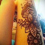 Мехенди на ляжках фото пример 14.02.2020 №254 -Mehendi on thighs- tattoo-photo.ru