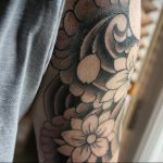 Фото пример черной тату с сакурой 09.02.2020 №005 -sakura tattoo- tattoo-photo.ru