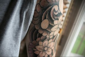 Фото пример черной тату с сакурой 09.02.2020 №005 -sakura tattoo- tattoo-photo.ru