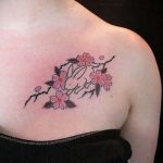 Фото тату сакура на груди 09.02.2020 №008 -sakura tattoo- tattoo-photo.ru