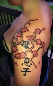 Фото тату сакура на плече 09.02.2020 №002 -sakura tattoo- tattoo-photo.ru