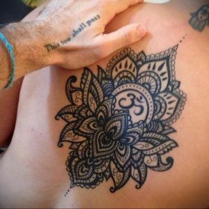 фото пример тату ОМ на спине 08.02.2020 №005 -tattoo om- tattoo-photo.ru