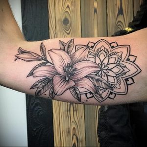 фото тату мандала и цветы 04.02.2020 №001 -mandala tattoo- tattoo-photo.ru