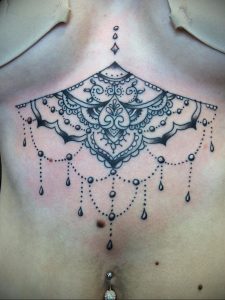 фото тату мандала на груди 04.02.2020 №004 -mandala tattoo- tattoo-photo.ru