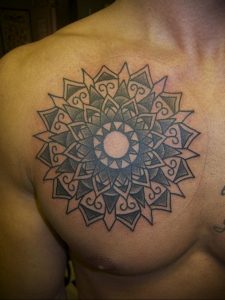 фото тату мандала на груди 04.02.2020 №007 -mandala tattoo- tattoo-photo.ru