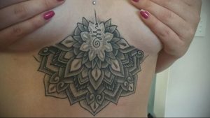 фото тату мандала на груди 04.02.2020 №037 -mandala tattoo- tattoo-photo.ru