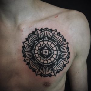 фото тату мандала на груди 04.02.2020 №058 -mandala tattoo- tattoo-photo.ru