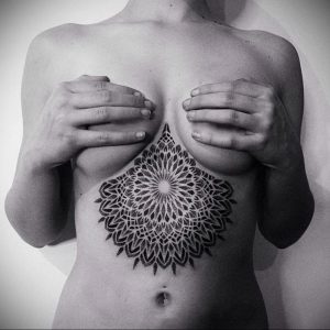 фото тату мандала на груди 04.02.2020 №087 -mandala tattoo- tattoo-photo.ru