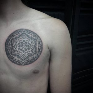 фото тату мандала на груди 04.02.2020 №093 -mandala tattoo- tattoo-photo.ru