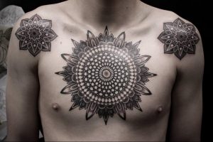 фото тату мандала на груди 04.02.2020 №096 -mandala tattoo- tattoo-photo.ru