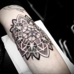 фото тату мандала на локте 04.02.2020 №055 -mandala tattoo- tattoo-photo.ru