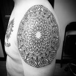 фото тату мандала на плече 04.02.2020 №012 -mandala tattoo- tattoo-photo.ru