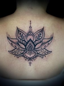 фото тату мандала на спине 04.02.2020 №001 -mandala tattoo- tattoo-photo.ru