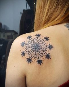 фото тату мандала на спине 04.02.2020 №004 -mandala tattoo- tattoo-photo.ru