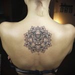 фото тату мандала на спине 04.02.2020 №010 -mandala tattoo- tattoo-photo.ru