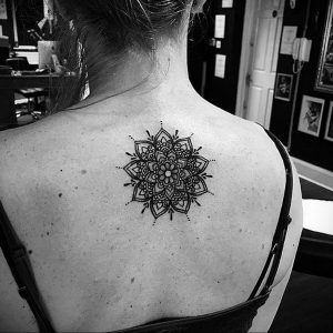 фото тату мандала на спине 04.02.2020 №012 -mandala tattoo- tattoo-photo.ru