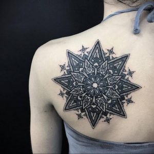 фото тату мандала на спине 04.02.2020 №013 -mandala tattoo- tattoo-photo.ru